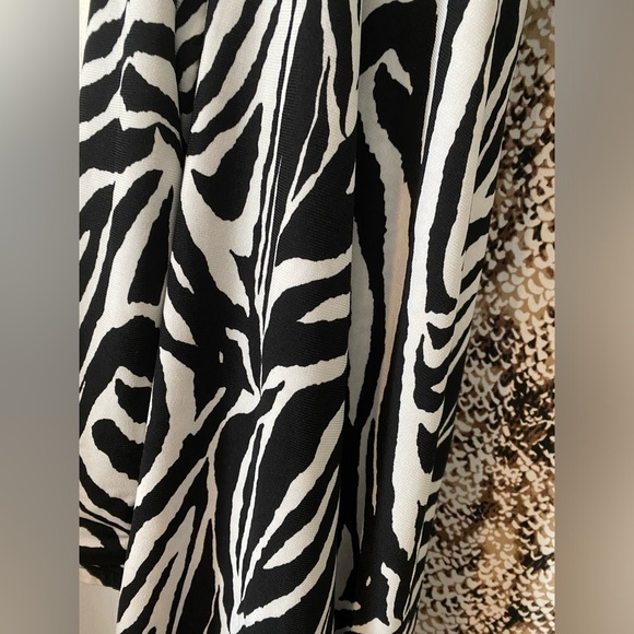 EUC, reversible animal print cardigan. Size 1x/2x, rayon like fabric - Picture 6 of 6